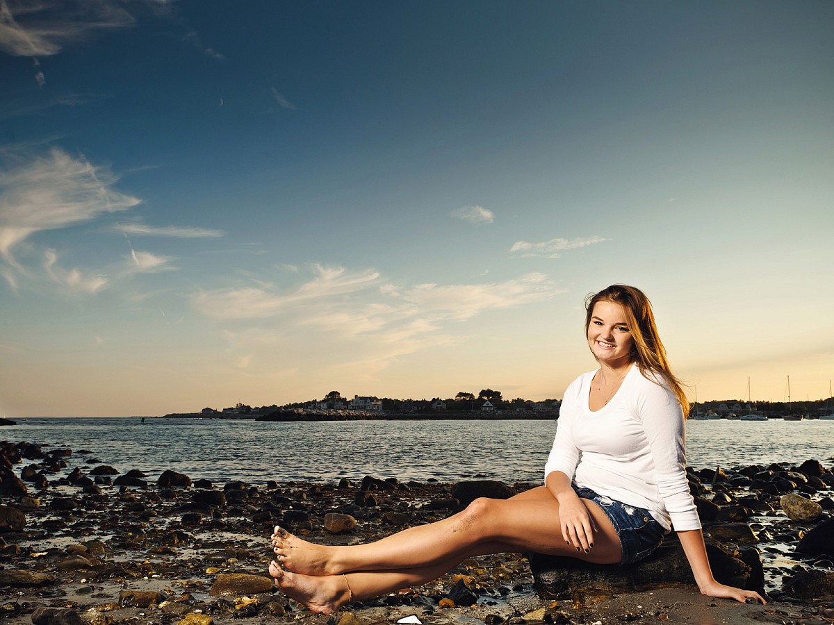 Lifestyle-Senior-Beach-Rock-Portrait.jpg
