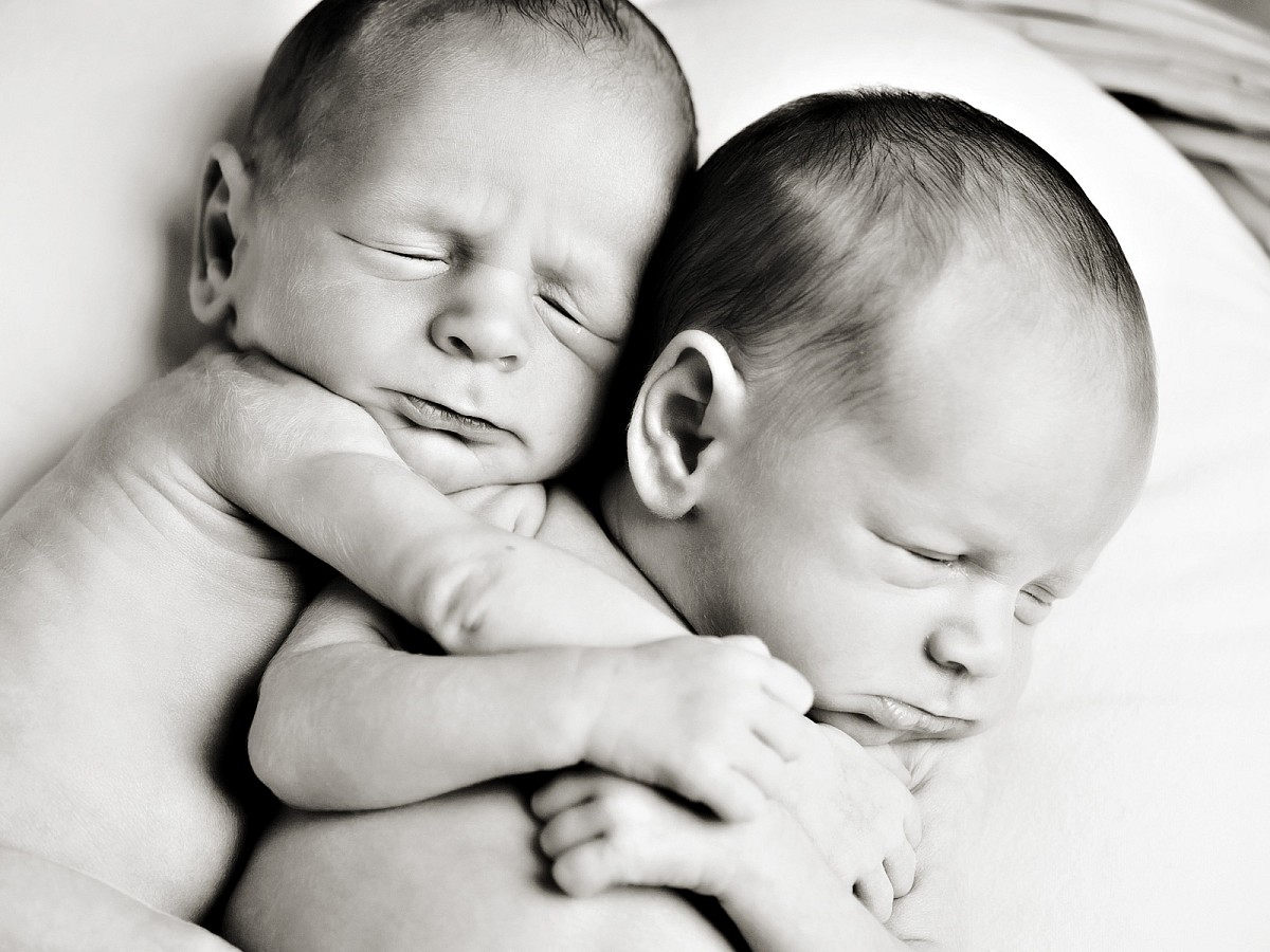 Lifestyle-Newborn-Hug-Portrait.jpg